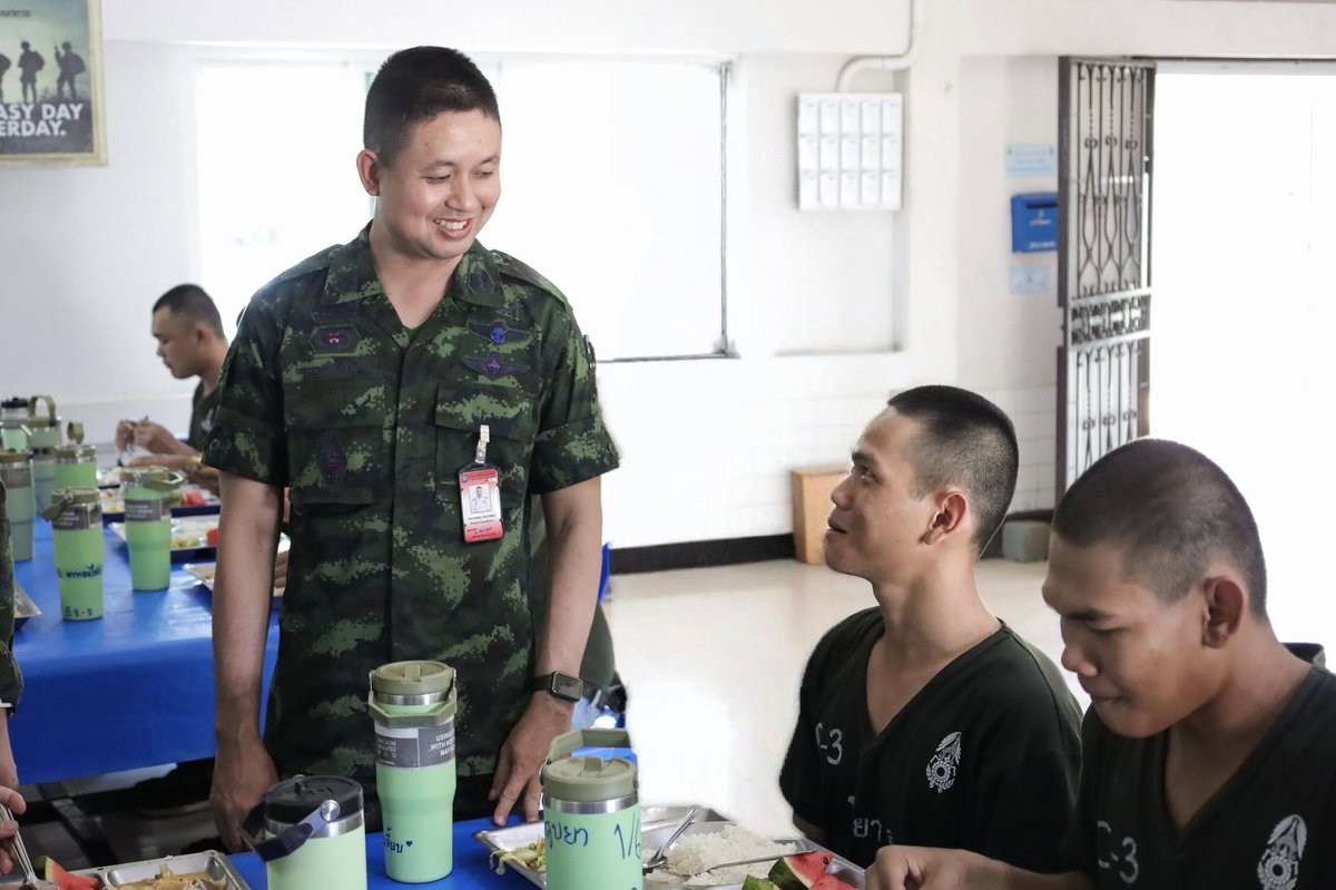 201_engineer's tweet image. ขวัญและกำลังใจดีเยี่ยม มื้อเที่ยงวันนี้ ผู้พันขอกินด้วยคน นะครับ พ.ท.กฤษฎา ตะเภาพงษ์ ผบ.ช.2 พัน.201 ตรวจเยี่ยมการรับประทานอาหารมื้อกลางวัน พร้อมร่วมรับประทานอาหาร และสอบถามพูดคุยและให้กำลังใจน้องทหารใหม่ทุกนาย เพื่อสร้างขวัญและกำลังใจให้น้องทหารใหม่ ในการฝึกที่จะมาถึงต่อไป