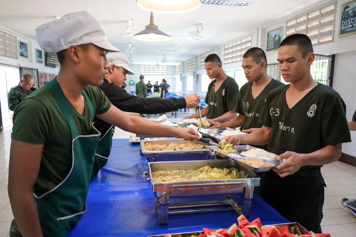 201_engineer's tweet image. ขวัญและกำลังใจดีเยี่ยม มื้อเที่ยงวันนี้ ผู้พันขอกินด้วยคน นะครับ พ.ท.กฤษฎา ตะเภาพงษ์ ผบ.ช.2 พัน.201 ตรวจเยี่ยมการรับประทานอาหารมื้อกลางวัน พร้อมร่วมรับประทานอาหาร และสอบถามพูดคุยและให้กำลังใจน้องทหารใหม่ทุกนาย เพื่อสร้างขวัญและกำลังใจให้น้องทหารใหม่ ในการฝึกที่จะมาถึงต่อไป