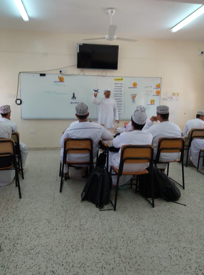 حضر المشرف التربوي أ. عبد الله الجابري مشرف اللغة العربية درس تطبيقي من تقديم أ. ماجد اليعقوبي و  كانت حصة متعددة الاستراتيجيات و الوسائل و أساليب التقويم الفاعلة في درس اسم الآلة للصف التاسع. حضر الموقف الصفي مدير المدرسة و أحد معلمي اللغة العربية. مع خالص الشكر  للأستاذ الفاضل.