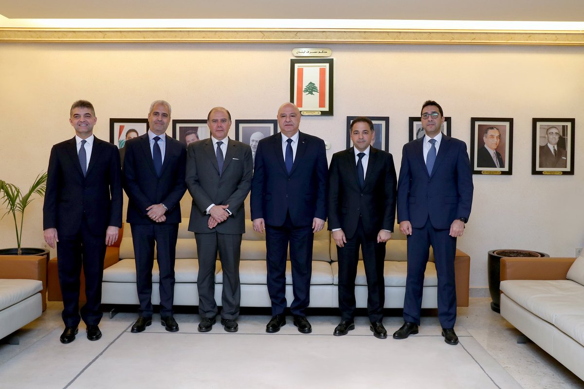 الرئيس عون زار مصرف لبنان والتقى الحاكم سعيد ونواب الحاكم الأربعة:
- دعا الى العمل بشفافية مهنيا وتقنياً بعيدا عن التدخلات السياسية والحزبية والطائفية
- الاستقرار الأمني أساسي لكن الاستقرار المالي يجلب الاستثمارات ويحقق انتعاشا في الحركة الاقتصادية
- نعمل على وضع لبنان على سكة