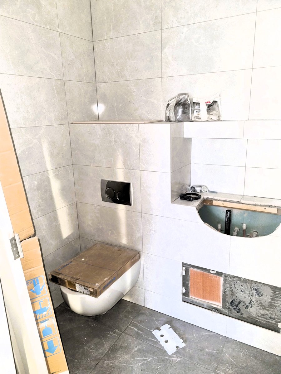 branches_wfc's tweet image. Here’s Jon, snapping away! He has been a vital part of our ‘Move-On Project’ since we acquired this beautiful old Victorian house. It’s filled with character and has so much potential, but it needed some love to meet LETI... instagram.com/p/DJYrFg4RKHg/… #moveonproject #brancheshostel