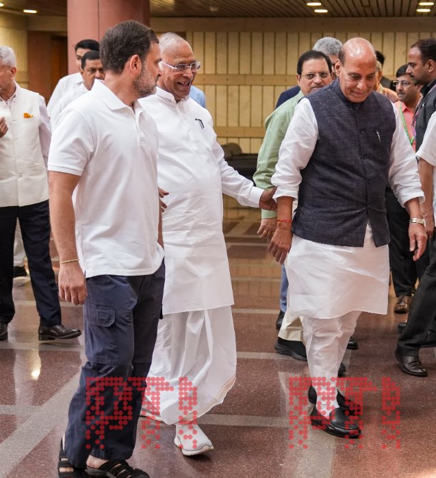 आज की सबसे मजबूत तस्वीर 

प्रधानमंत्री मीटिंग में नहीं आए पर राहुल गांधी और राजनाथ सिंह ने मीटिंग की कमान सँभाली