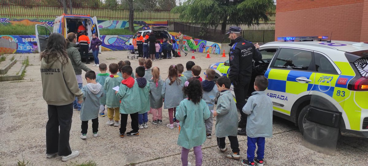 🚓🚑 Hoy estamos celebrando una Exhibición de vehículos SPLF y Protección Civil en el CEIP Loranca! 🚓🚑

Una exhibición para que los peques del CEIP tengan la oportunidad de conocer más sobre nuestro trabajo y el de Protección Civil. 👮‍♂️👮‍♀️