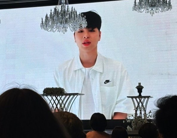 Junhoe sent a congratulatory messges to the newly weds.
#구준회
