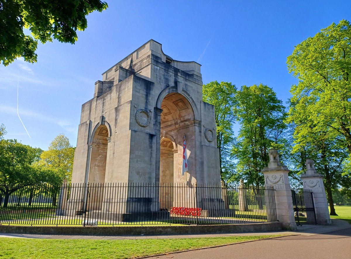 A peaceful, serene view of Lutyen's Arch of Remembrance, Victoria Park, Leicester. Unveiled 100 years ago, this impressive war memorial is a worthy tribute to the thousands of folk who paid such a cost for our freedom  today. #VEDay #veday80thanniversary #nazismdefeated #WW2