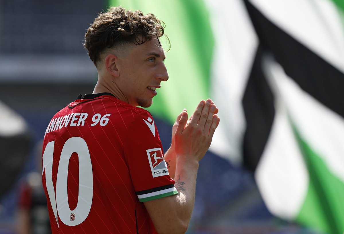 Hannover96's tweet image. Nächster Zuwachs für die #H96-Familie: Jannik #Rochelt und seine Frau Sarah sind Eltern eines kleinen Jungen geworden. ☺️ Wir gratulieren ganz herzlich und wünschen eine tolle Kennenlernzeit! ❤️

#NiemalsAllein ⚫️⚪️💚