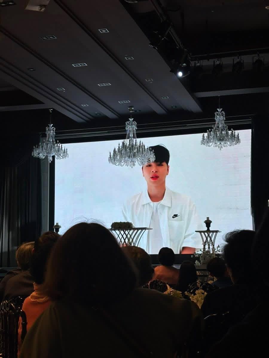 Junhoe sent a congratulatory message to the newly weds couple.

Still don't know about the date or the couple yet. 😅😂

From 혜나 blog