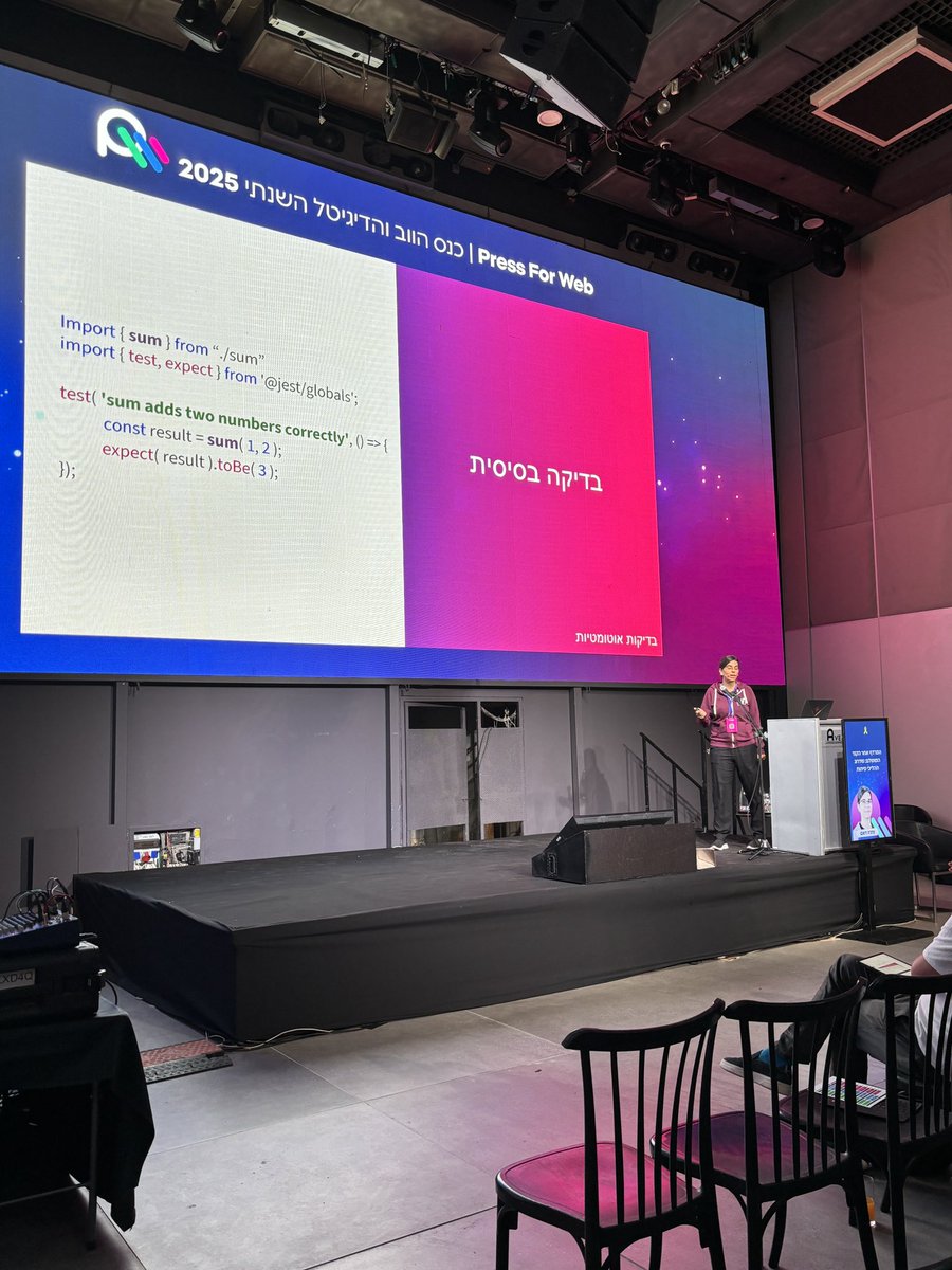 Vraja Das from <a href="/yoast/">Yoast</a> is rocking it on stage at the Press4Web conference talking about improving development processes 👏🤩