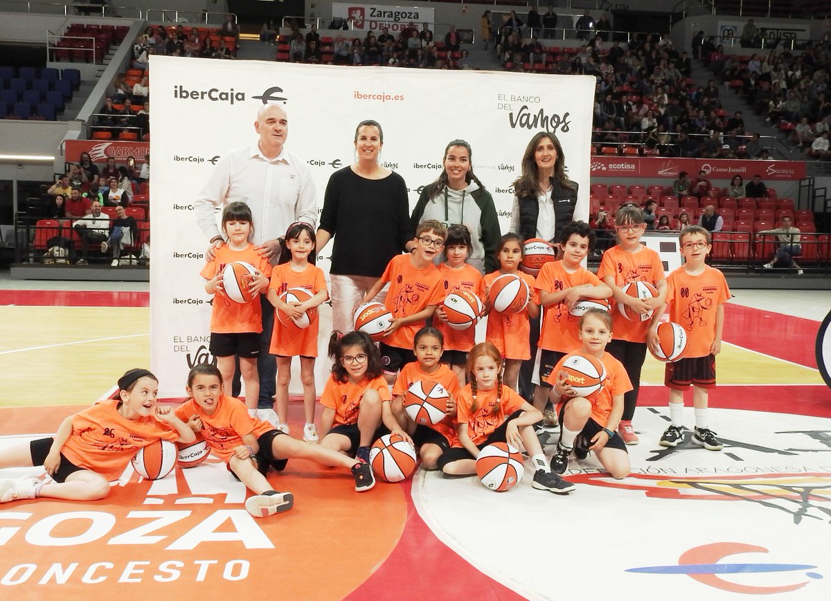 El equipo de 'peques' del Club Baloncesto Femenino Huesca <a href="/CBFHuesca/">C.B.F.Huesca</a>  estuvo presente en el acto de entrega de balones de la Liga de Escuelas Ibercaja fabasket.com/huesca/