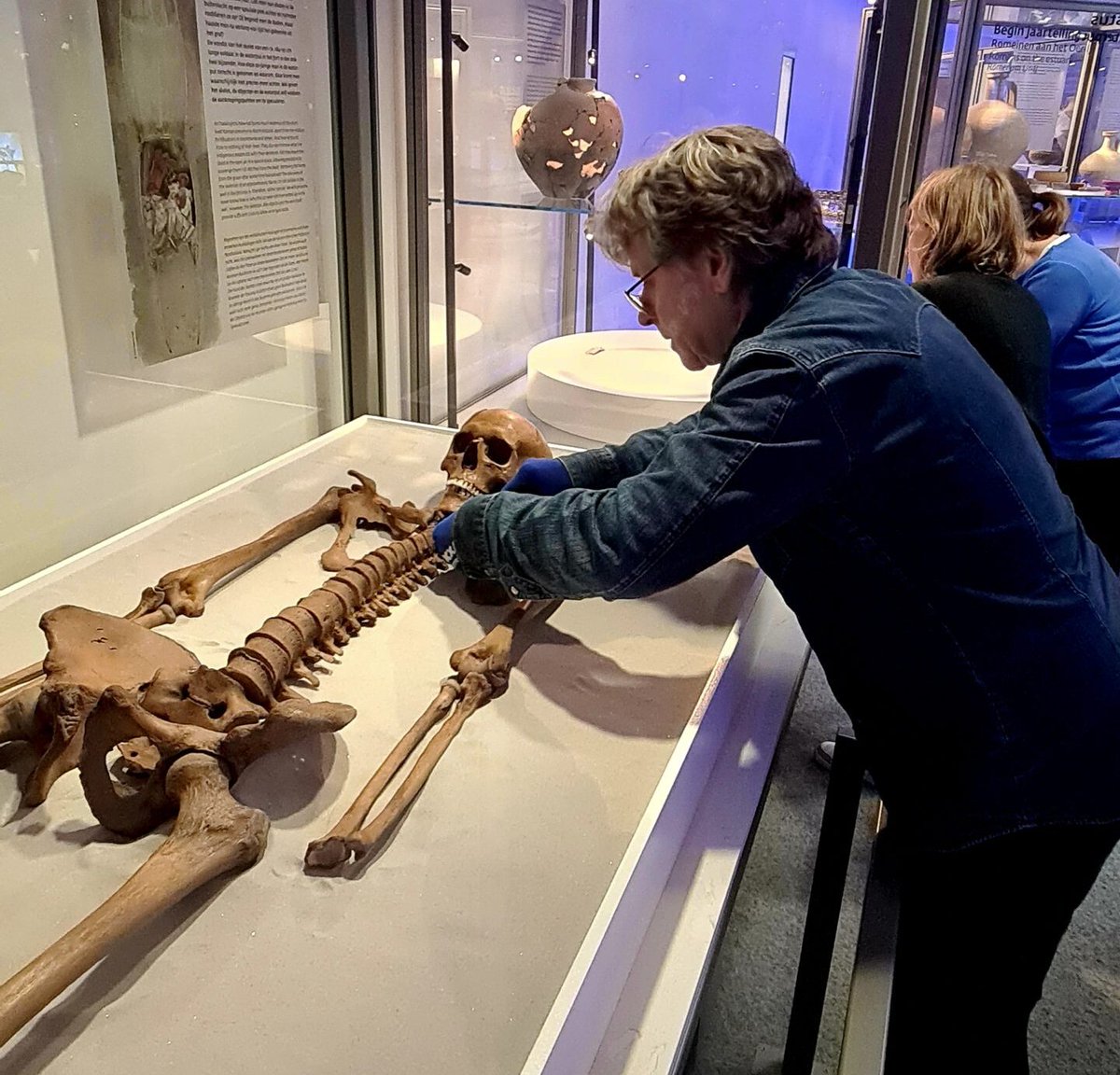 Een skelet in een waterput bij Velsen; het houdt archeologen al decennialang bezig. Wie was deze ‘Man van Velsen’? Waar kwam hij vandaan? En hoe en waarom is hij in een put beland? bit.ly/44sziYT 💀