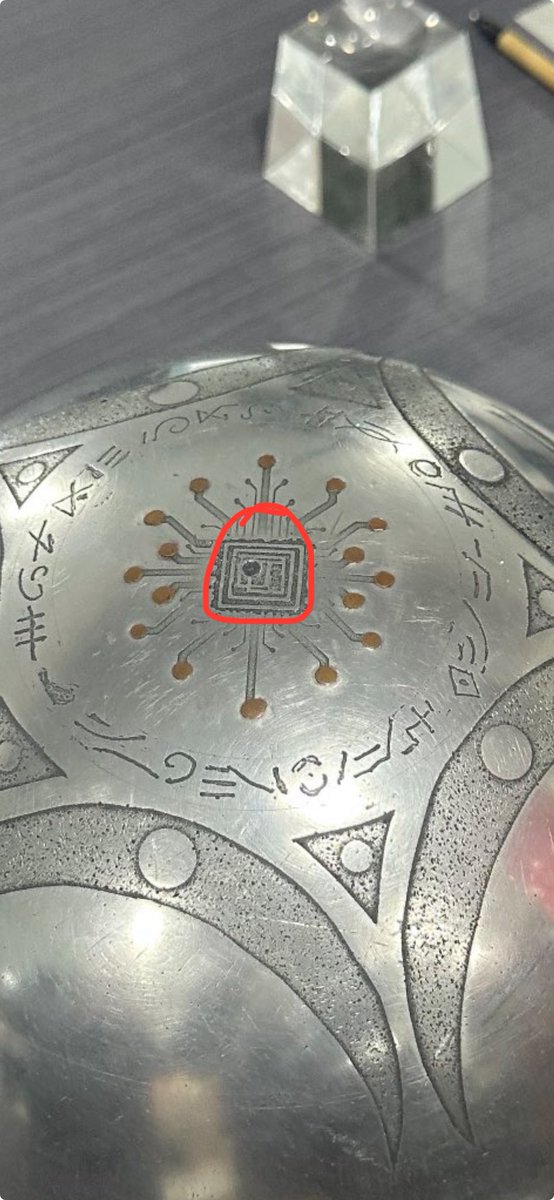 uBF2fV1cVQxRjQo's tweet image. A spherical UFO crashed in Colombia.
No one can decipher these hieroglyphs.
This is a gift from aliens to Colombia.
The aliens chose Colombia because it was covered up and not newsworthy in the West.
#UFO #UAP #Aliens