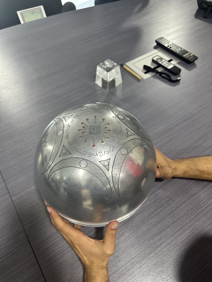 uBF2fV1cVQxRjQo's tweet image. A spherical UFO crashed in Colombia.
No one can decipher these hieroglyphs.
This is a gift from aliens to Colombia.
The aliens chose Colombia because it was covered up and not newsworthy in the West.
#UFO #UAP #Aliens