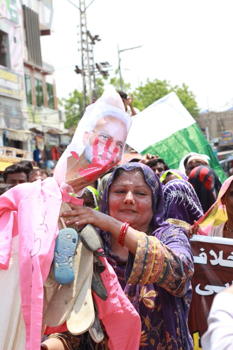 Menghwar_Rawal's tweet image. United we stand! Scheduled Caste community in Tharparkar holds powerful protest against Indian aggression, showcasing unwavering support for Pakistan Army.

#PakistanUnity #StandWithPakistan

@SurendarValasai @BBhuttoZardari