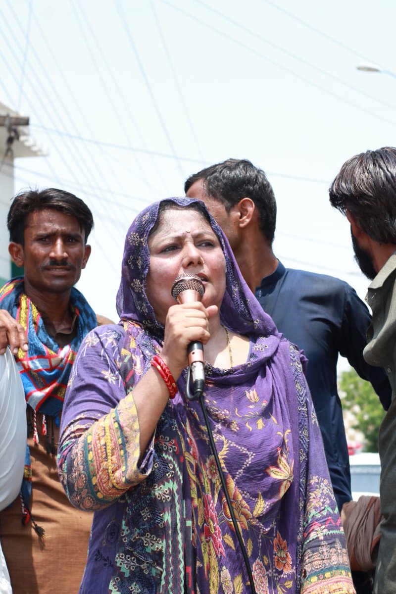 Menghwar_Rawal's tweet image. United we stand! Scheduled Caste community in Tharparkar holds powerful protest against Indian aggression, showcasing unwavering support for Pakistan Army.

#PakistanUnity #StandWithPakistan

@SurendarValasai @BBhuttoZardari