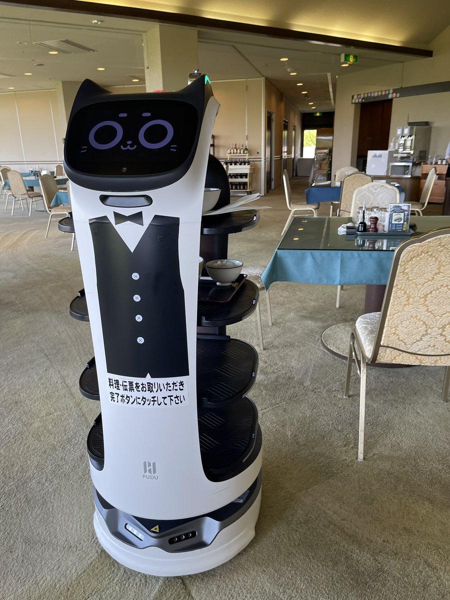 一昨日と違って今日は快晴でのラウンドでした🤣。

レストランの配膳ロボも可愛いです😆