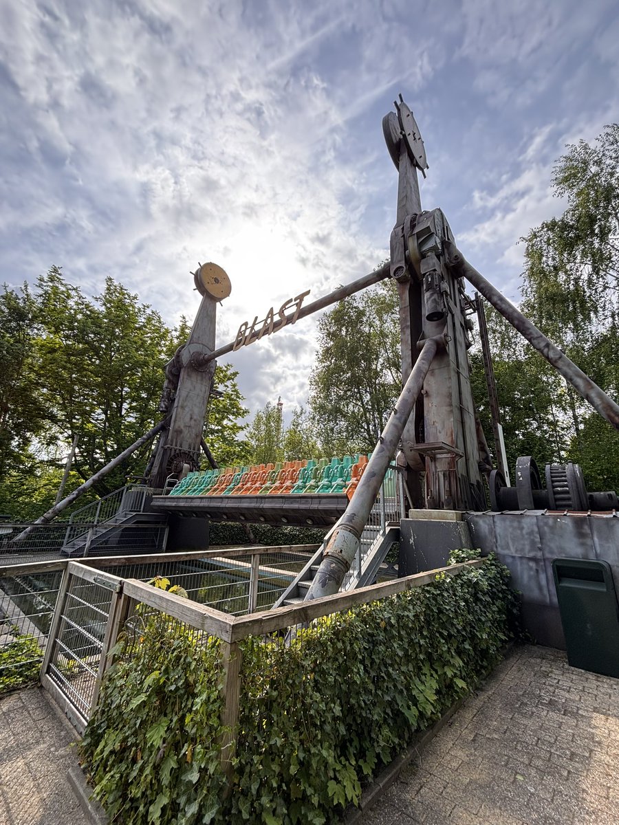 CalebGill22's tweet photo. Despite being closed yesterday Blast - the Huss Topspin here at walibi Holland did open today. The first half of the cycle was good, notably shakey. Then the ride went down whilst I was at the top for about 15 mins..so I’ll maybe try again later. https://t.co/BNzaVmqQoh