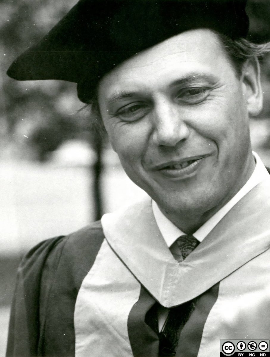 Happy 99th birthday to Sir David Attenborough 🎂
Born in Leicester. Raised on our campus.

Hear him reflect on his childhood in Leicester 👉 youtu.be/2SqsJQQEgd4

📸 University of Leicester Archives ULA/FG8/6/34
#CitizensOfChange #DavidAttenborough #Leicester