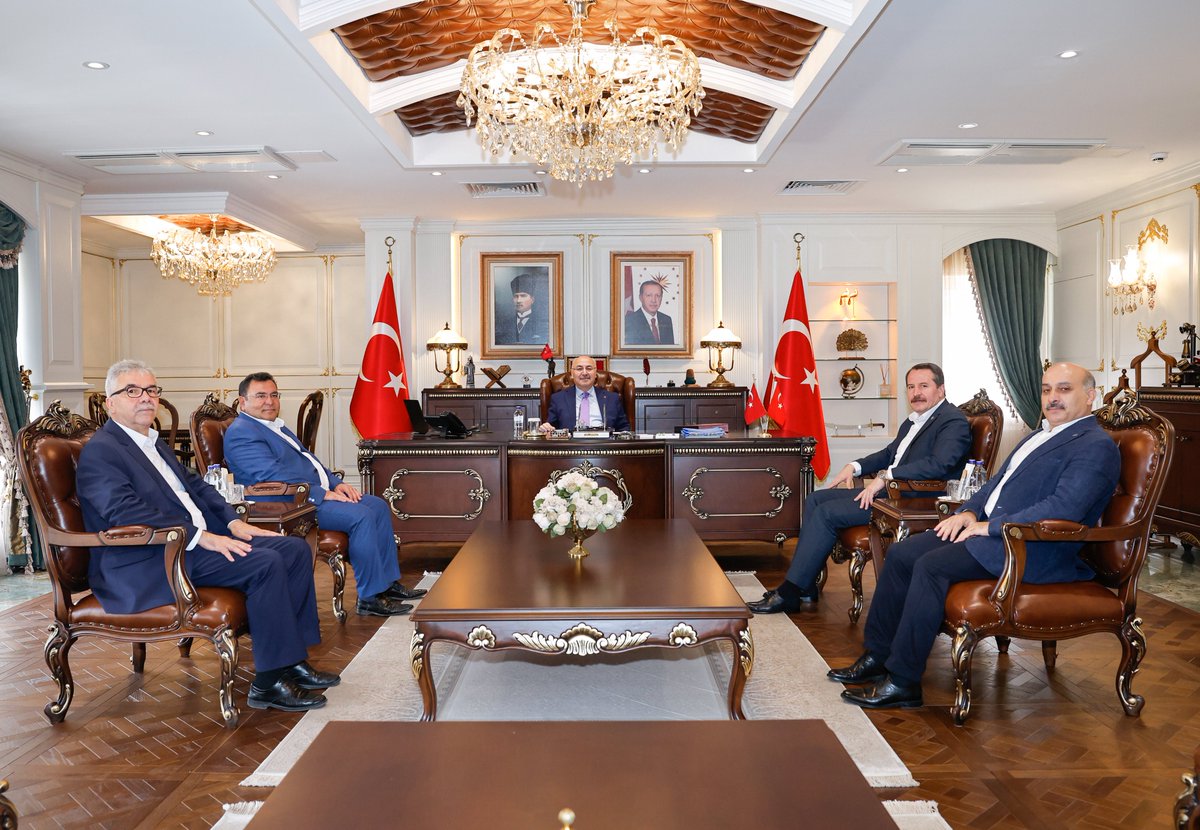 Memur-Sen ve Eğitim Bir-Sen Genel Başkanı Ali Yalçın ile beraberindekiler, Valimiz Sayın <a href="/yskosger/">Yavuz Selim KÖŞGER</a>’i ziyaret etti.