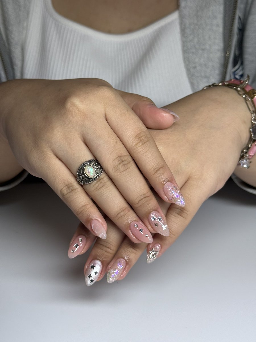 macheriers's tweet photo. yay new nails ⭐️🪽💗 https://t.co/t9zBo6w4mS