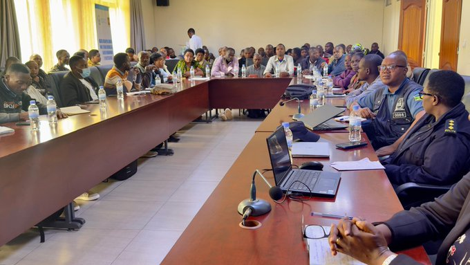 Ministry of Gender & Family Promotion | Rwanda (@rwandagender) on Twitter photo Itsinda ry'abakozi ba MIGEPROF,MINALOC,Polisi &RIB baganiriye n'abashinzwe iterambere ry'ubukungu mu tugari, abashinzwe imiyoborere myiza mu mirenge, inshuti z'umuryango n'umugoroba w'imiryango, muri
<a href="/NyabihuDistrict/">Nyabihu District</a>, ku kurwanya ihohotera rikorerwa abana n'inda ziterwa abangavu. Itsinda ry'abakozi ba MIGEPROF,MINALOC,Polisi &RIB baganiriye n'abashinzwe iterambere ry'ubukungu mu tugari, abashinzwe imiyoborere myiza mu mirenge, inshuti z'umuryango n'umugoroba w'imiryango, muri
<a href="/NyabihuDistrict/">Nyabihu District</a>, ku kurwanya ihohotera rikorerwa abana n'inda ziterwa abangavu.