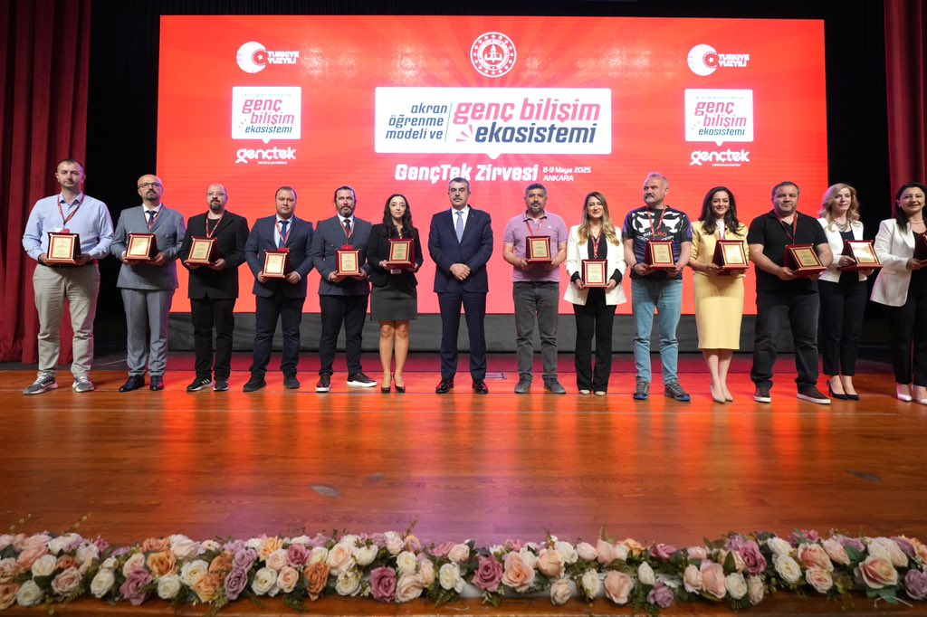 📍Ankara / GençTek Final Programı

Ankara Hacı Bayram Veli Üniversitesi Itri Salonu’nda, ülkemizin dört bir yanından gelen genç bilişimcilerimiz, danışman öğretmenlerimiz ve eğitim teknolojileri alanında emek veren kıymetli yol arkadaşlarımızla GençTek Final Programı’nda bir