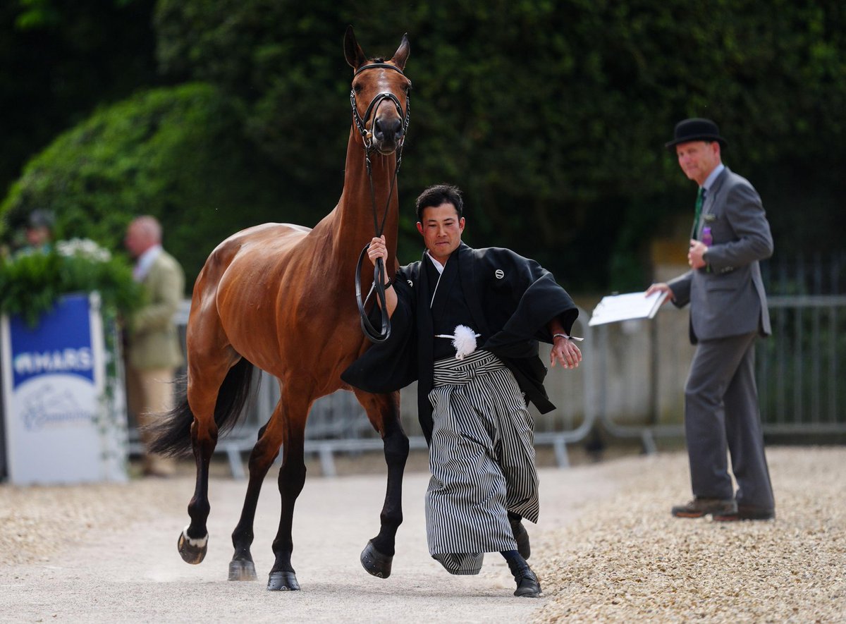 イギリスで開催中の世界最高の総合馬術競技の大会 Badminton Horse Trials に、初老ジャパンの北島隆三選手とフェローザニューモードが出場！ 最初に行われたホースインスペクションでは、各選手ドレスアップして行います。