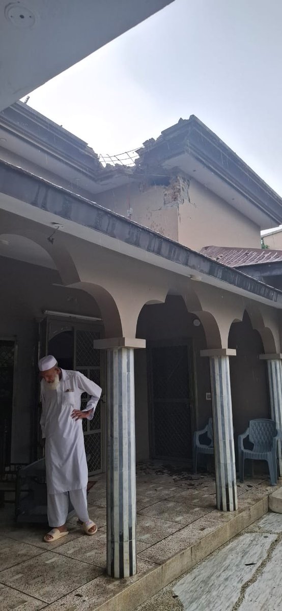 Jana_Shah's tweet photo. Indian suicide drones are targeting Cricket Stadium, residential houses in Rawalpindi, Karachi & other cities while Pakistan is calmly measuring response.
Peak Indian frustration
#IndiaPakistanWar https://t.co/dBVtlFsjT7