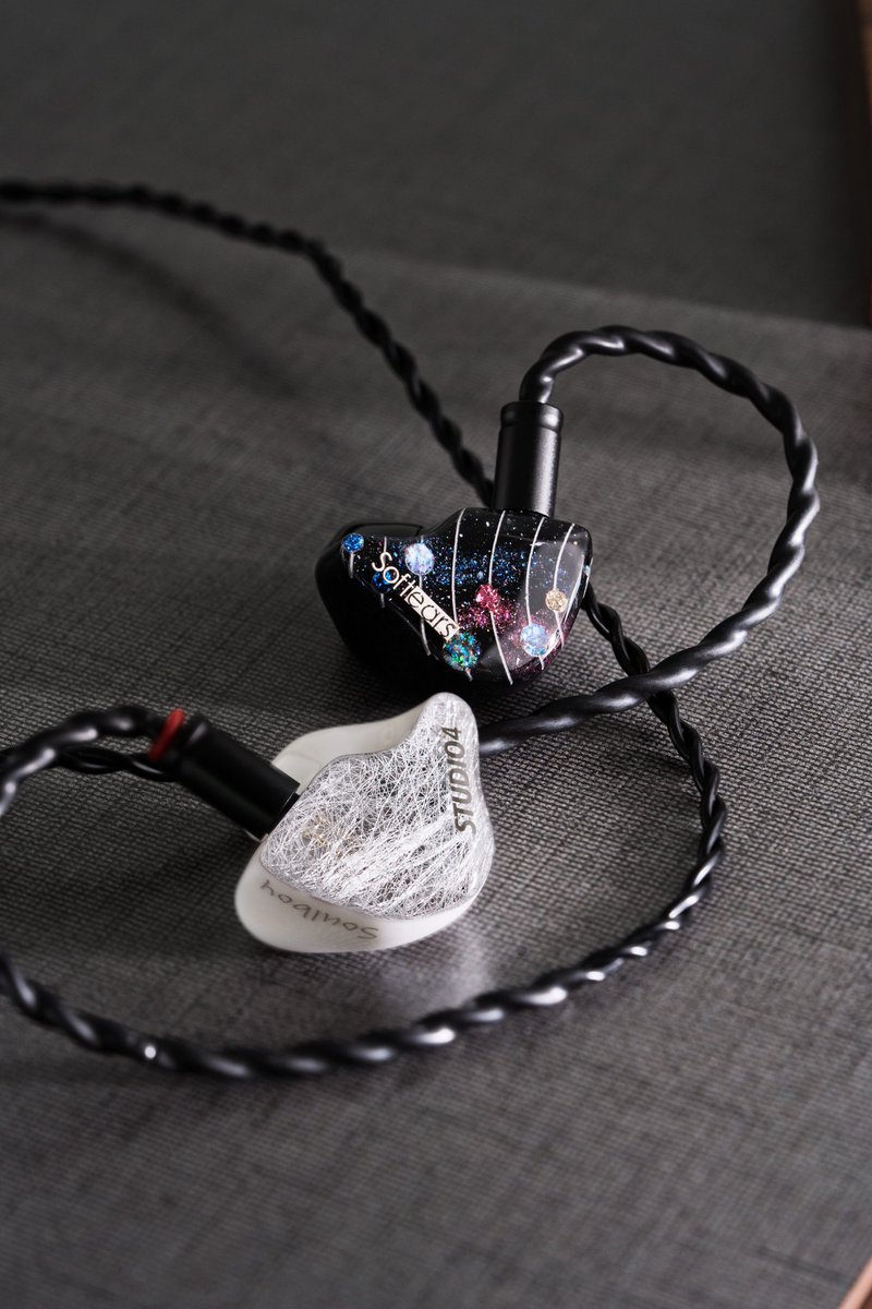 SoftearsIEM's tweet photo. A blend of art and sound. ๐จ๐ง
The left earpiece shines with a cosmic galaxy design โ a universe captured in every note. The right earpiece features a stunning silver filament pattern, evoking elegance and precision.
Style meets sound in perfect harmony. #SoftearsSTUDIO4 https://t.co/Bh2C25aTNu