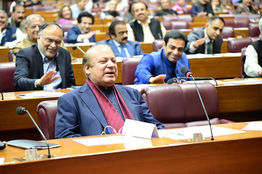 سابق وزیراعظم محمد نواز شریف وزیراعظم ہاؤس پہنچ گئے۔
ملکی سیاسی منظرنامے میں بڑی ہلچل، اہم فیصلے متوقع ہیں۔
نئی صف بندیاں اور فیصلوں کی گھڑی قریب