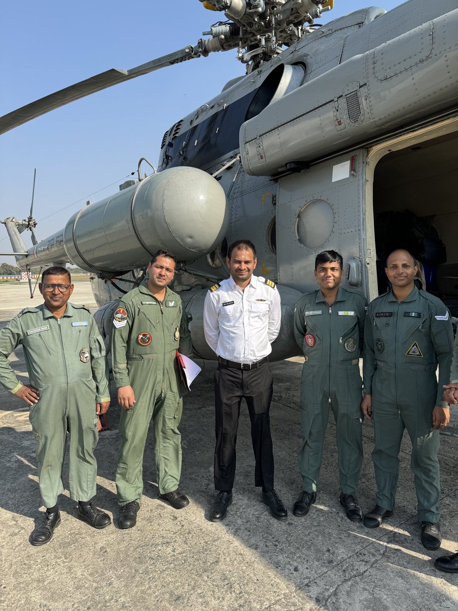 राजद नेता तेज प्रताप यादव ने सोशल मीडिया प्लेटफॉर्म X पर पायलट यूनिफॉर्म में अपनी तस्वीरें साझा करते हुए लिखा,

 मैं हर समय देश की सेवा के लिए तत्पर हूं

उन्होंने आगे कहा, “मैंने भी पायलट की ट्रेनिंग ली है और अगर देश के लिए मेरी जान भी चली जाए तो खुद को भाग्यशाली मानूंगा