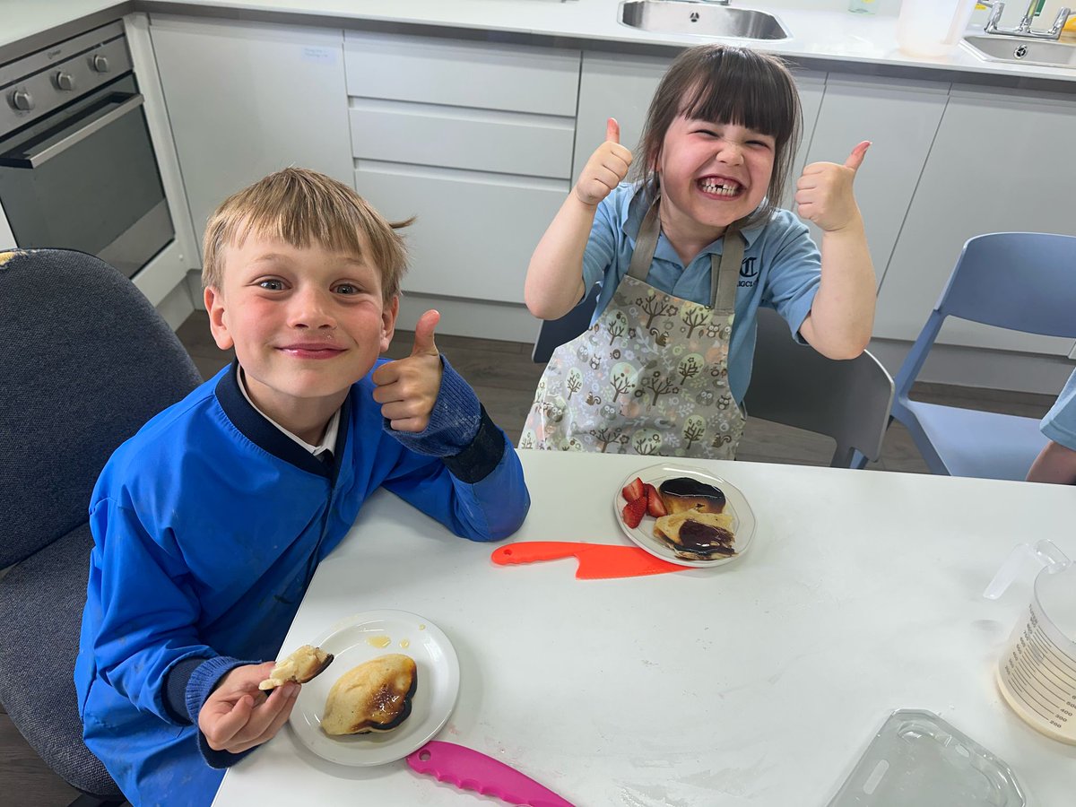 Craigclowan's tweet image. Lots of fun in yesterday’s Creative Rotation cooking class! 👨🍳🥞 Drop scones were on the menu and the results were delicious. 😋
Plenty of smiles all round! 🍯
#CraigclowanCreativeRotation #CraigclowanJuniors #LearningThroughFun