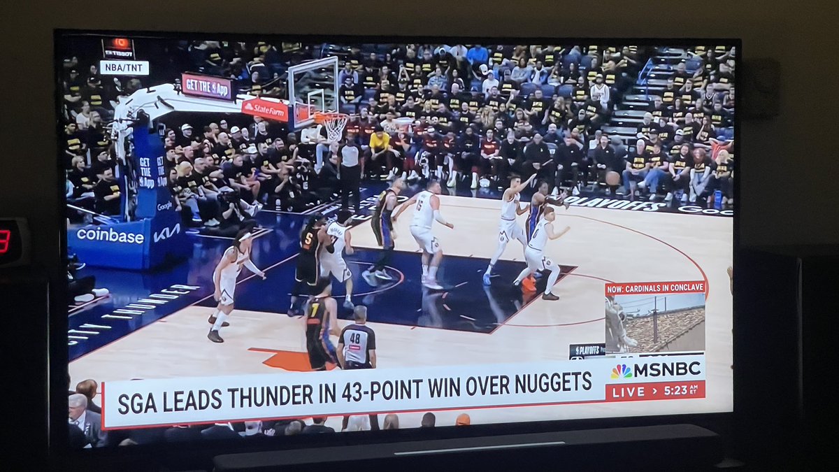 kdlemcke's tweet photo. @WayTooEarly When covering sports, please stop covering the score! Your logo needs to be moved! https://t.co/hgqaefUyuj