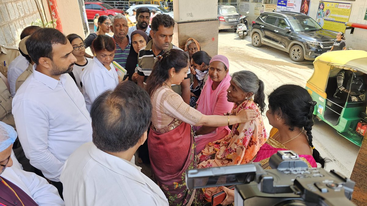 drnagalakshmi_c's tweet photo. ಕೆಸಿ ಜನರಲ್ ಆಸ್ಪತ್ರೆಗೆ ಭೇಟಿ ನೀಡಿ ಮಹಿಳಾ ಒಳರೋಗಿಗಳು, ಗರ್ಭಿಣಿಯರು, ವೈದ್ಯಾಧಿಕಾರಿಗಳು ಹಾಗೂ ಸಿಬ್ಬಂದಿಯ ಕುಂದುಕೊರತೆಗಳನ್ನು ಆಲಿಸಿ, ಆಸ್ಪತ್ರೆಯ ಶಿಷ್ಟಾಚಾರಗಳನ್ನು ಪರಿಶೀಲಿಸಿದೆ. ಈ ಎಲ್ಲದರ ಬಗ್ಗೆ ಸೂಕ್ತ ಕ್ರಮ ಕೈಗೊಂಡು ಆಯೋಗಕ್ಕೆ ವರದಿ ಸಲ್ಲಿಸುವಂತೆ ಸೂಚಿಸಿದ್ದೇನೆ.
#drnagalakshmi #womencommission #KCGeneralHospital https://t.co/LXExEBaBva
