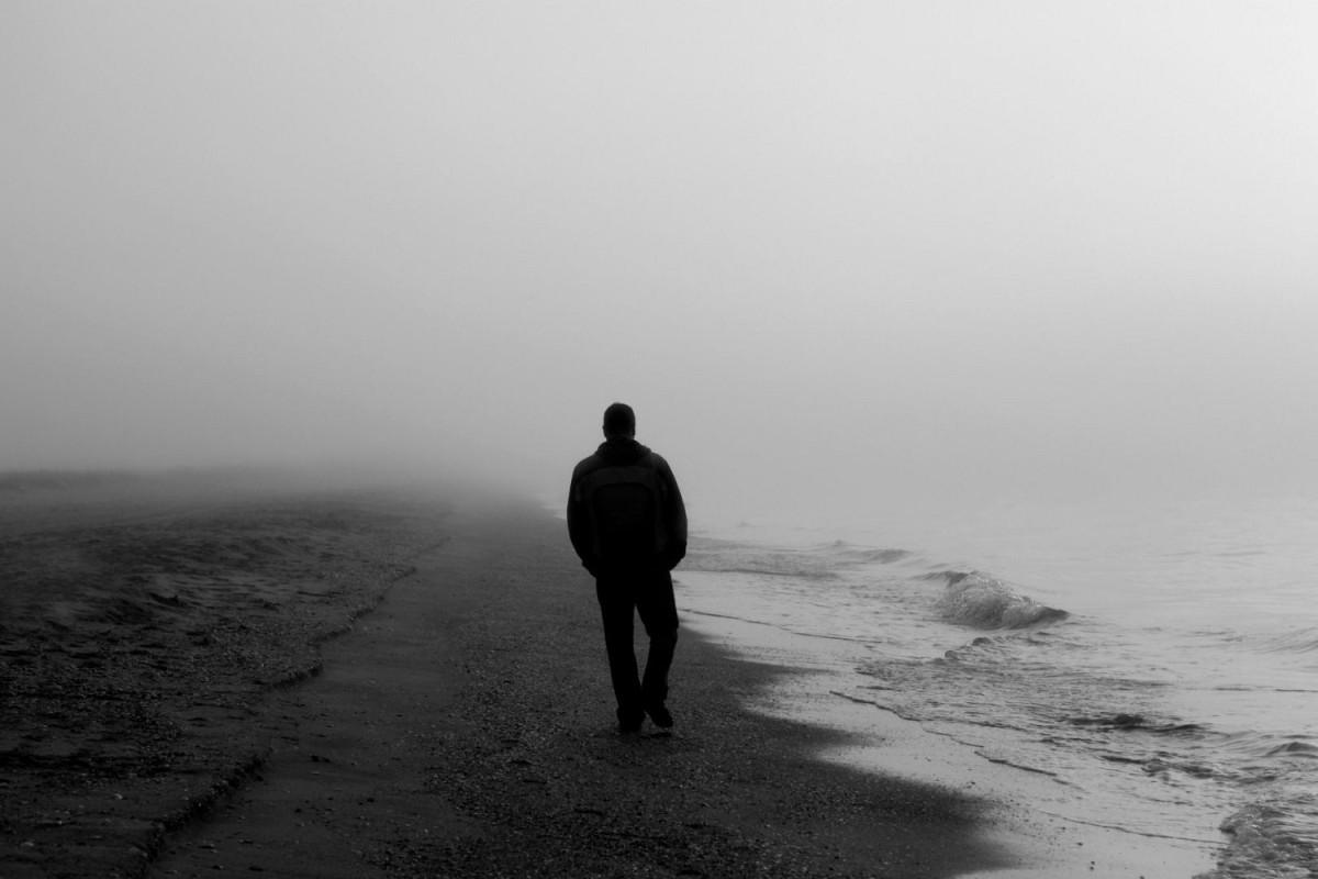 .

غادر كل من حطم فيك شيئاً

 أو اطفأ بك وهجاً

واترك من خذلوك لا تشاركهم حديثاً أو مكاناً

 أعبر بقلبك لمكان آمن 

ولا تبحث عن سعادتك بالمكان الذي فقدتها فيه.