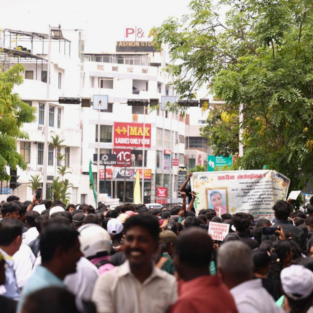 groundviews's tweet image. Hundreds gathered outside Ramanathan Hindu Ladies College demanding justice for 16-year-old Amshi, who died by suicide after enduring sexual abuse by her Maths teacher — who still remains a teacher at the school. #JusticeForAmshi #SriLanka #EndSexualAbuse