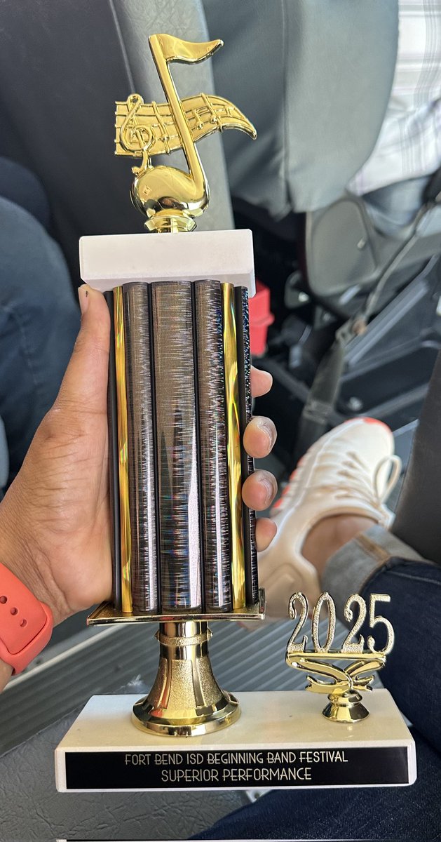 SLMSTitans's tweet image. Congratulations to the Sugar Land MS Beginner's Band for receiving the Superior Performance trophy at the Fort Bend ISD Beginning Band Festival! We are Titan Proud of you! 馃ぉ