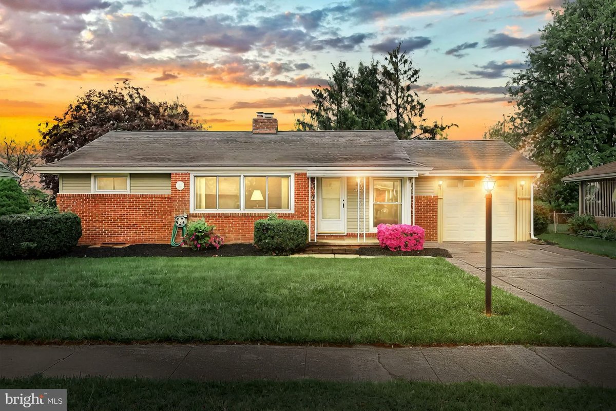 GinterGroup's tweet image. 385 Hill N Dale Dr South, York, PA, 17403
3 bed | 2 bath 2066 Sq. Ft.
Active | 224900
bit.ly/4m4h32d
Nestled in a serene neighborhood, this charming rancher is the perfect blend of comfort and style. From the moment you arrive, you'll be captivated by its welcoming...