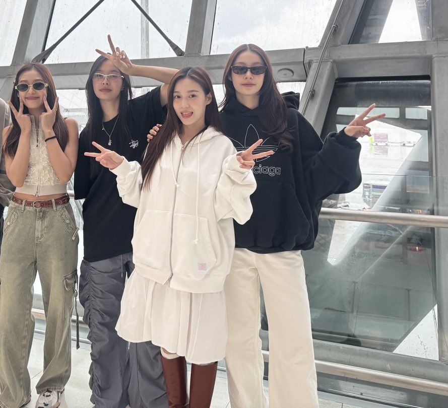 Bunnyling19's tweet photo. Before and after landed in Tokyo 👭okay NamtanFilm we got you they’re real 🤍❤️‍🩹👀

#น้ำตาลฟิล์ม #NamtanFilm https://t.co/k5b98Y4qw3