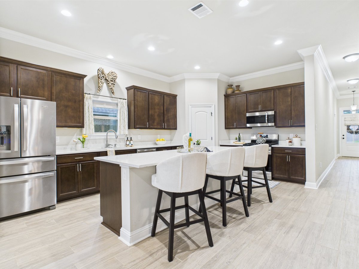 TylerAlbrecht10's tweet image. Better than new in Briar’s Cove! 🏡 This 4BR/3BA home features quartz counters, gas fireplace, dream kitchen w/ island + pantry, &amp;amp; a luxe primary suite. Fully fenced yard, all appliances included, top-rated schools. Move-in ready! ✨ #LafayetteRealEstate #TalkToTyler