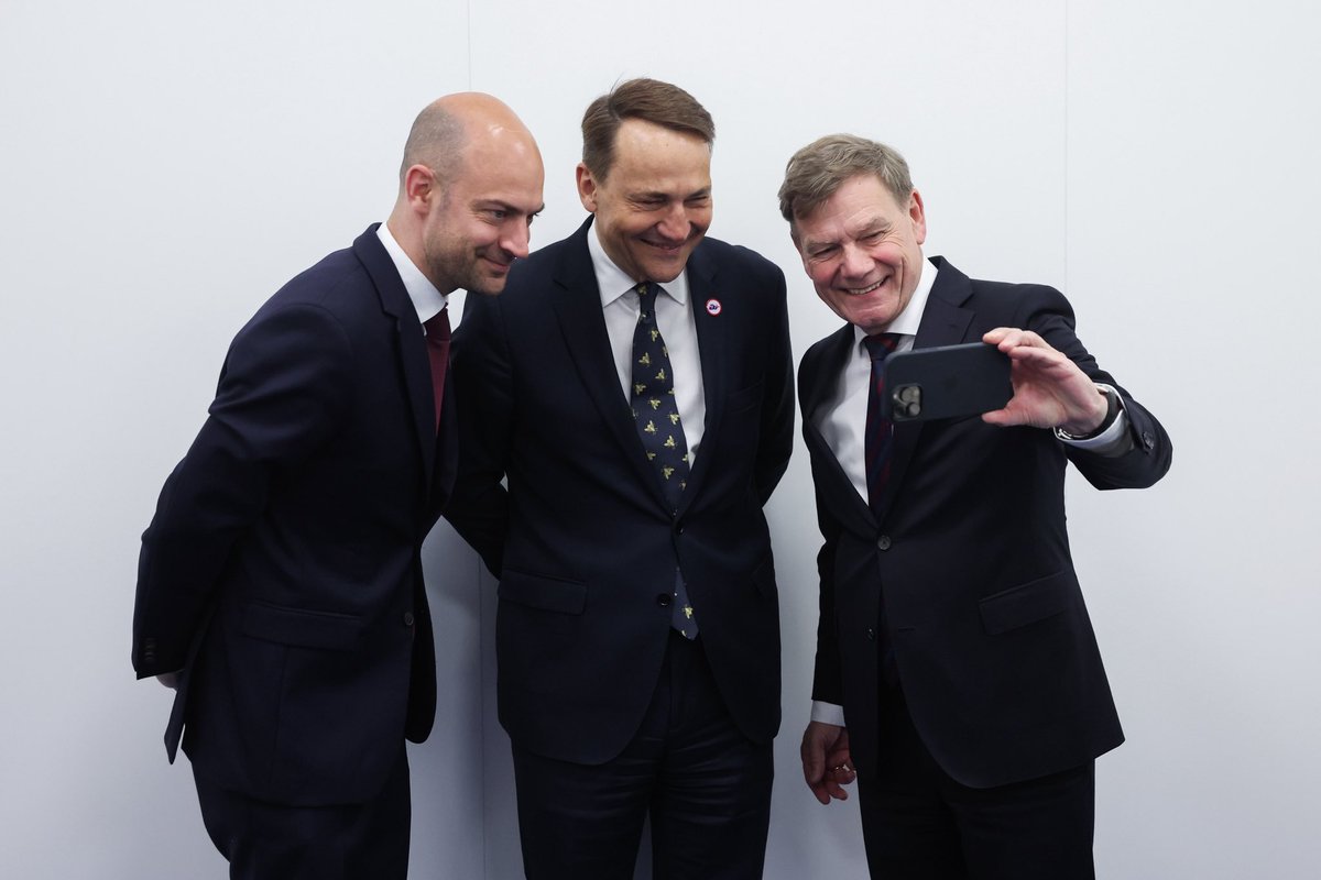 Ministry of Foreign Affairs 🇵🇱 (@polandmfa) on Twitter photo Foreign Ministers of the Weimar Triangle, 🇵🇱<a href="/sikorskiradek/">Radosław Sikorski 🇵🇱🇪🇺</a>, 🇩🇪<a href="/JoWadephul/">Johann Wadephul</a>, and 🇫🇷<a href="/jnbarrot/">Jean-Noël Barrot</a>, met on the sidelines of the Gymnich meeting.
They discussed support for 🇺🇦, the Weimar Triangle’s role in the peace process of the war in Ukraine, and the EU’s decision-making mechanisms. Foreign Ministers of the Weimar Triangle, 🇵🇱<a href="/sikorskiradek/">Radosław Sikorski 🇵🇱🇪🇺</a>, 🇩🇪<a href="/JoWadephul/">Johann Wadephul</a>, and 🇫🇷<a href="/jnbarrot/">Jean-Noël Barrot</a>, met on the sidelines of the Gymnich meeting.
They discussed support for 🇺🇦, the Weimar Triangle’s role in the peace process of the war in Ukraine, and the EU’s decision-making mechanisms.