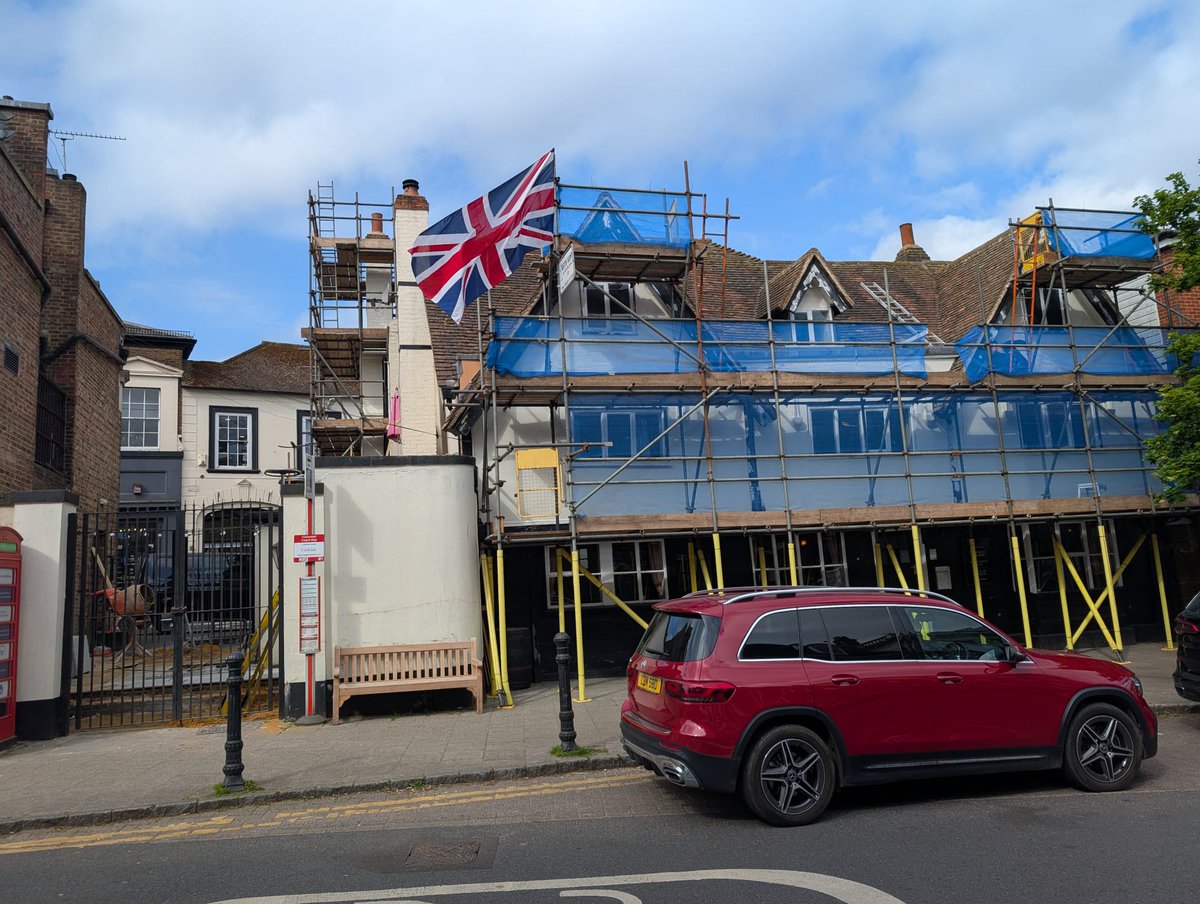 Throwback to an incredible moment in history right outside our doors! This photo shows a crowd of over 2,000 people gathered outside the Chequers for a thanksgiving service, just two days after the end of WWI.

We’re sharing this today to recognise VE Day! 🇬🇧 #VEDay #Sevenoaks