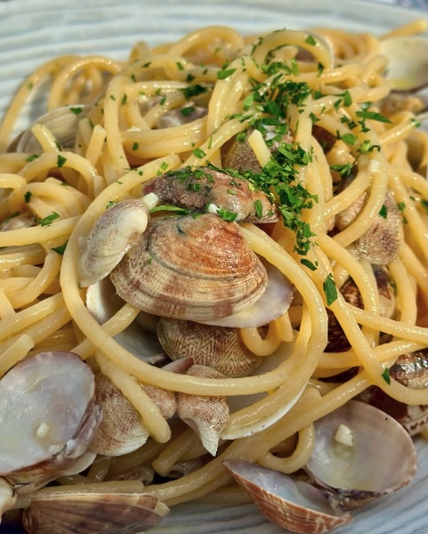 Un primo di pesce e un calice fresco sotto ad un tramonto mozzafiato al profumo di salsedine…benvenuti sulla riviera di Comacchio, dove i sapori sono semplici, veri e irresistibili! 🍤🍷
🐟 Ogni piatto racconta una storia di mare: essenza di casa. 

📸 appetitosa di @bagnosagano