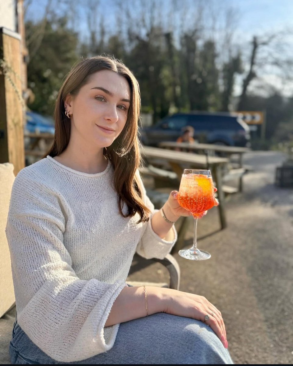 Spritz in hand, sun shining, and a few hours in the pub garden this bank holiday. 

Cheers to the little moments! ☀️🍹