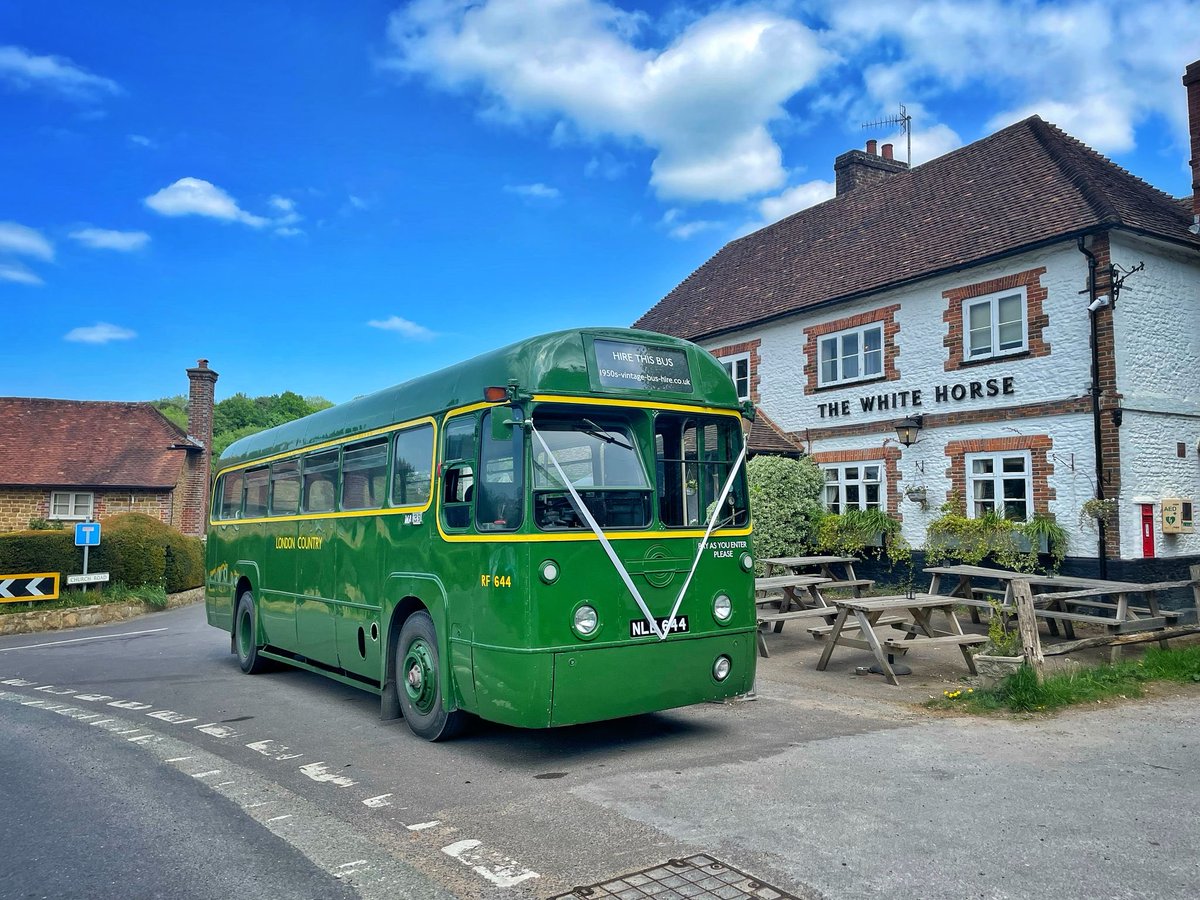 Guess who stopped by for a pint? This stunning vintage bus rolled up outside our pub for a leisurely afternoon tipple! 🚌🍻