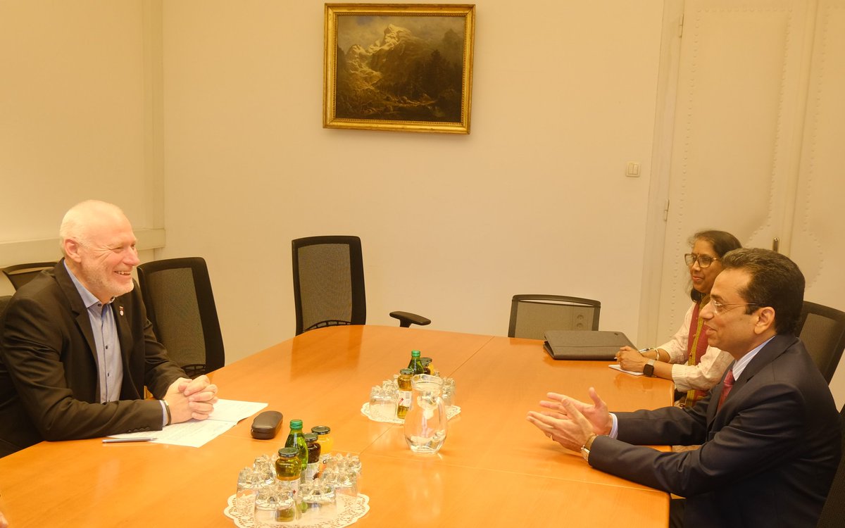 Ministrstvo za pravosodje (@mpravosodje) on Twitter photo ⚖️ Državni sekretar na <a href="/Mpravosodje/">Ministrstvo za pravosodje</a> dr. Milan Brglez je sprejel 🤝 veleposlanika <a href="/IndiainSlovenia/">India in Slovenia</a> 🇮🇳 v 🇸🇮 Amita Naranga. Strinjala sta se, da je sodelovanje med državama dobro in izrazila pripravljenost za njegovo krepitev 💪. ⚖️ Državni sekretar na <a href="/Mpravosodje/">Ministrstvo za pravosodje</a> dr. Milan Brglez je sprejel 🤝 veleposlanika <a href="/IndiainSlovenia/">India in Slovenia</a> 🇮🇳 v 🇸🇮 Amita Naranga. Strinjala sta se, da je sodelovanje med državama dobro in izrazila pripravljenost za njegovo krepitev 💪.