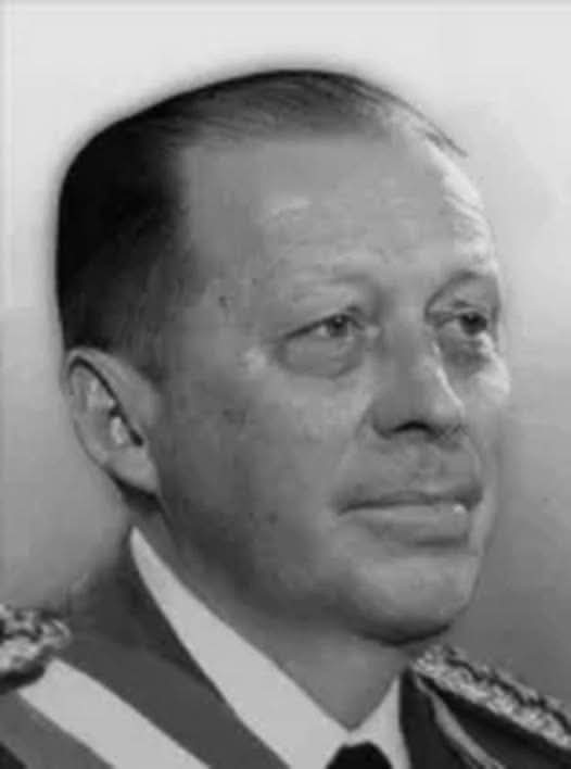 -Uzun yıllar diktatör olarak ülkeyi yönetti. 

-Ülkenin milli değerlerini sattı.
-Hazineyi soyup kendine, ailesine aktardı. -Milyarlarca dolar çaldı.
-Enflasyona zirve yaptırdı.
-Göz boyamak için yeni hastaneler yaptı.
-Halkı çalıştığına ikna etmek için yeni yollar inşaa etti.