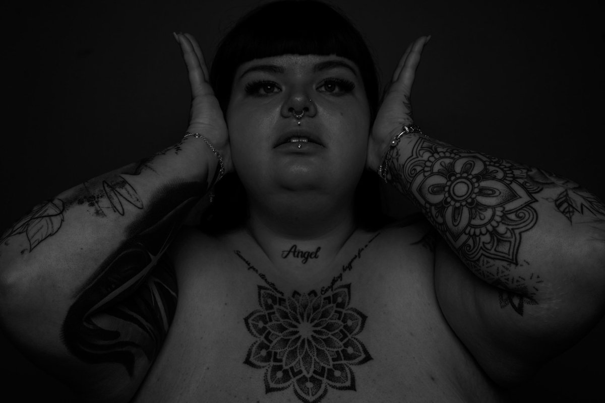 queenindarknes's tweet image. „Keine Krone auf dem Kopf, aber Stolz im Blick.“❤️‍🔥 Foto: @theArtofDark1 
#Christianweiner#PoeticSoul #ShadowAndLight #InkedBeauty #DarkFeminine #MysticVibes  
#AuthenticSelf #UnderstatedPower #InnerStrength #InkAndSoul #QuietRebellion  
#AltVibes #SoulInShadows #MoodyAesthetic