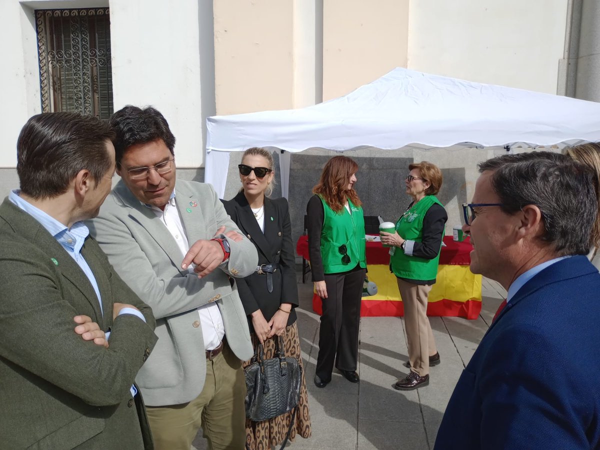 Diputación de Badajoz (@dipdebadajoz) on Twitter photo 🔴 El pdte <a href="/magallardomir/">M. Ángel Gallardo Miranda/❤️</a> y el vpdte tercero <a href="/Ramondiazfarias/">Ramon Diaz Farías</a> han acompañado hoy a pacientes, voluntarios y socios de la Asociación Española contra el Cáncer <a href="/ContraCancerEs/">Asociación Española Contra el Cáncer</a> en su mesa de cuestación, instalada en la Plaza Minayo de Badajoz. 🔴 El pdte <a href="/magallardomir/">M. Ángel Gallardo Miranda/❤️</a> y el vpdte tercero <a href="/Ramondiazfarias/">Ramon Diaz Farías</a> han acompañado hoy a pacientes, voluntarios y socios de la Asociación Española contra el Cáncer <a href="/ContraCancerEs/">Asociación Española Contra el Cáncer</a> en su mesa de cuestación, instalada en la Plaza Minayo de Badajoz.