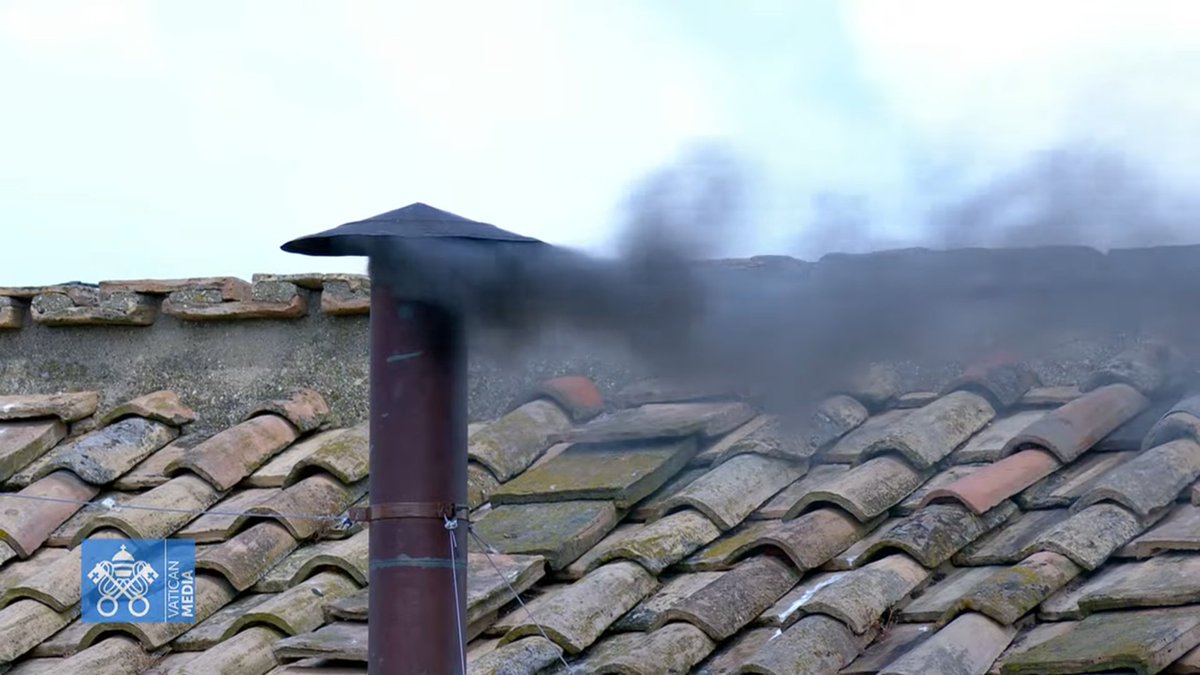 ICM_uy's tweet photo. Tras dos nuevas votaciones, la primera fumata de este jueves 8 de mayo salió con humo negro. Aunque el humo de la chimenea de la #CapillaSixtina muestra que no tenemos consenso para el nuevo papa, los fieles aguardan este #Cónclave2025 con esperanza en la Plaza de San Pedro 🙏 https://t.co/KLIzdj7s6A