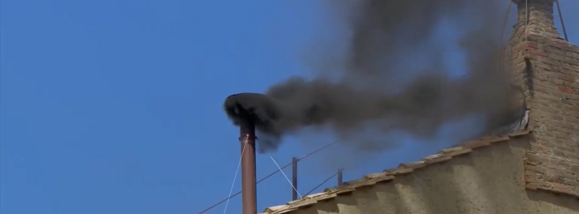 En la segunda elección nuevamente el humo de  la fumata  del Vaticano es negro, esto quiere decir que decir que el colegio de cardenales no han elegido Sumo Pontífice.